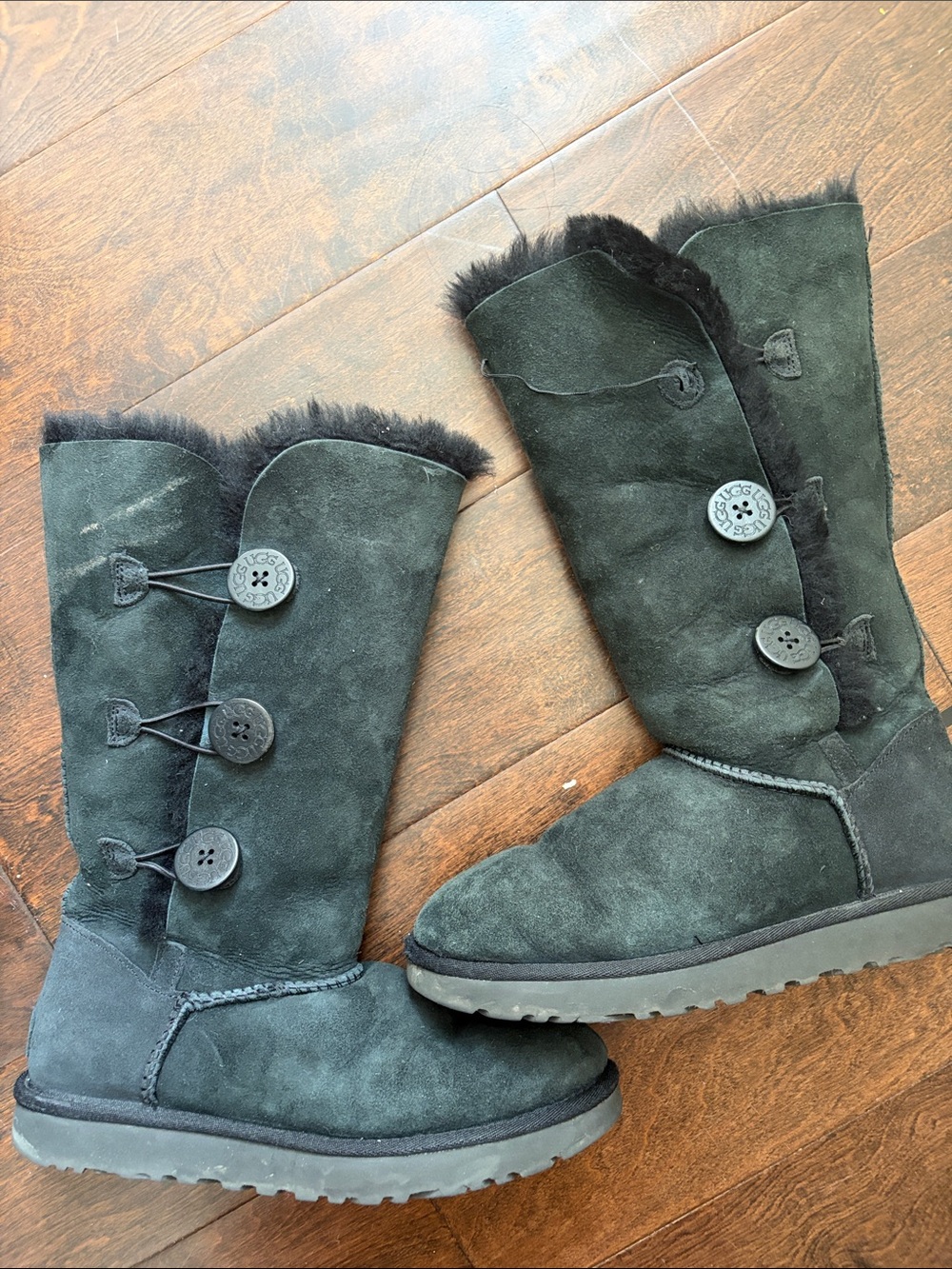 UGGS ! Size 8 Women’s Black Button-Detail Winter Boots *1 button missing